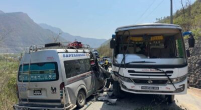 माइक्रोबस र बस एकापसमा ठोक्किँदा १० जना घाइते