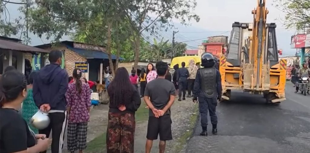 फेवाताल किनाराका मापदण्डविपरीत संरचना हटाउन सुरु