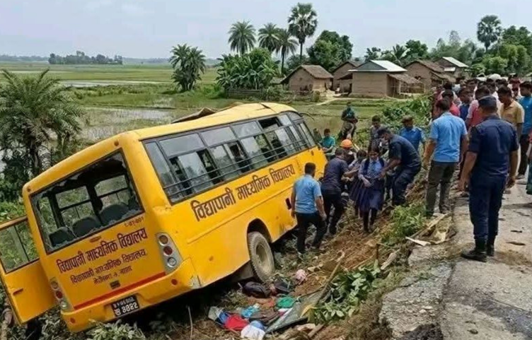 झापामा विद्यार्थी बोकेको बस दुर्घटना