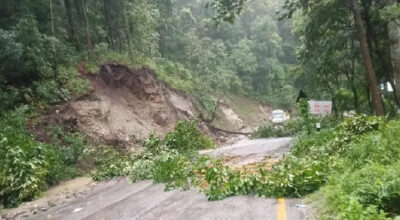 पहिरोले मेची राजमार्गको राजदुवाली सडकखण्ड अवरुद्ध