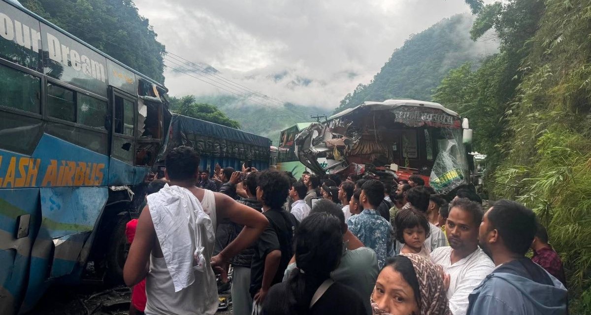 नारायणगढ–मुग्लिन सडक खण्डमा दुई बस ठोक्किए