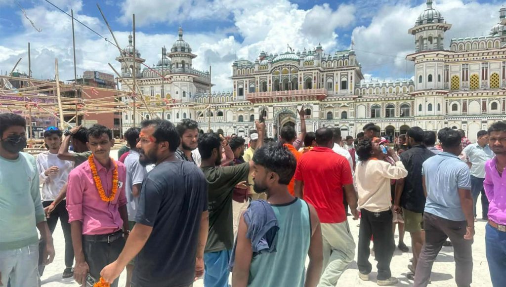 जानकी मन्दिरबाट लखेटिए श्रम संस्कृति पार्टीका कार्यकर्ता