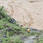 कर्णालीमा बेपत्ता गाडी र यात्रु खोज्न सशस्त्रको विपद् शिक्षालयबाट गोताखोर परिचालन