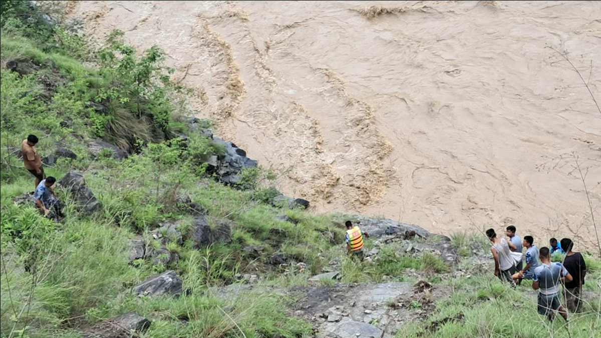 कर्णालीमा बेपत्ता गाडी र यात्रु खोज्न सशस्त्रको विपद् शिक्षालयबाट गोताखोर परिचालन