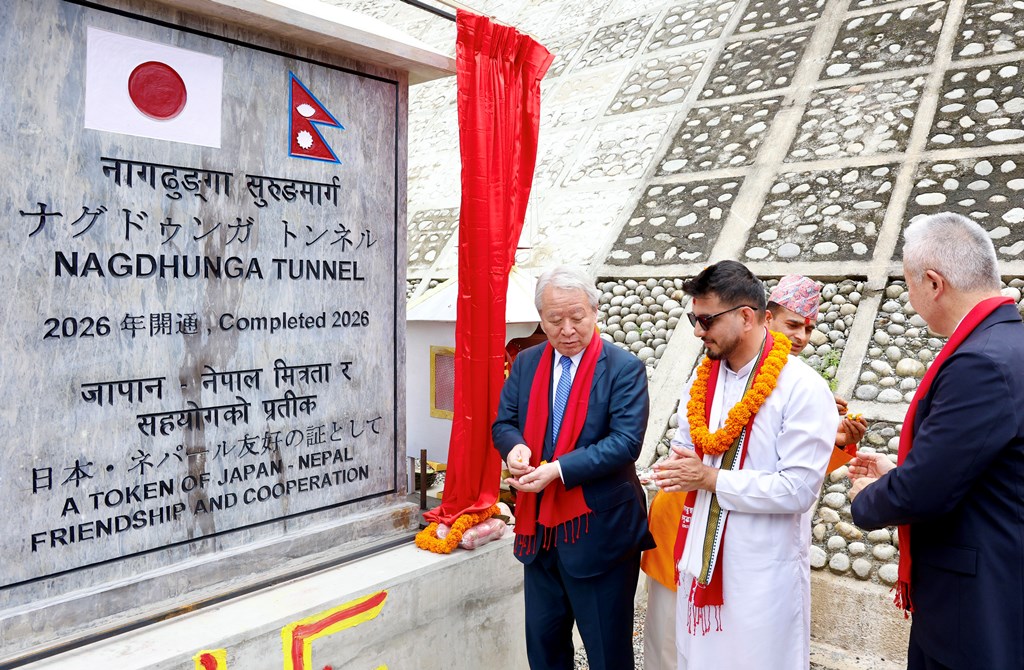 नागढुङ्गा सिस्ने खोला सुरुङमार्गको मन्त्री लम्सालद्वारा औपचारिक उद्घाटन