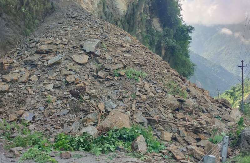 पहिरा खस्दा नारायणगढ–मुग्लिन सडक अवरुद्ध