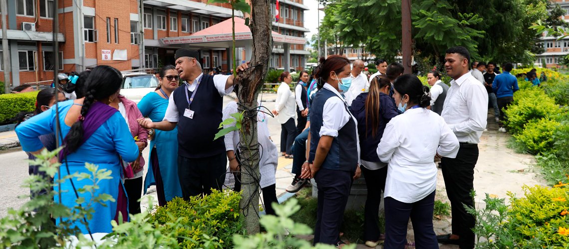 सिंहदरबारभित्र अस्थायी र करारका कर्मचारीले गरे प्रदर्शन
