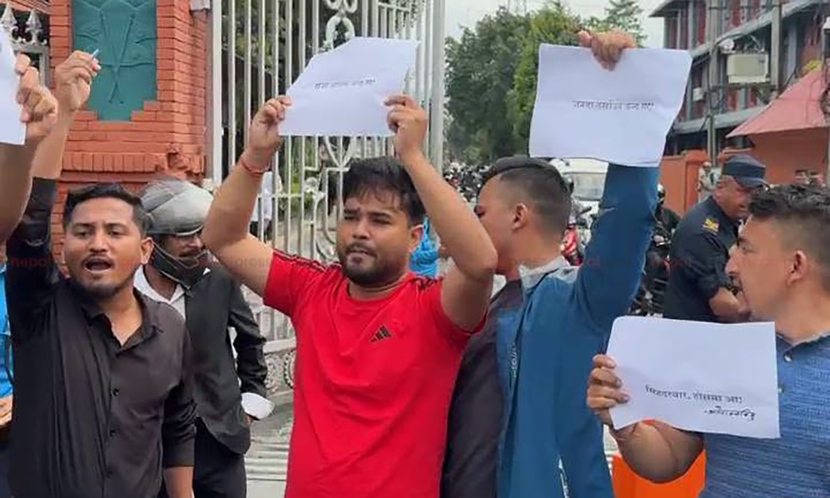 सिंहदरबारअघि प्रदर्शन गर्दा अनेरास्ववियुका अध्यक्षसहित ६ विद्यार्थी नेता पक्राउ