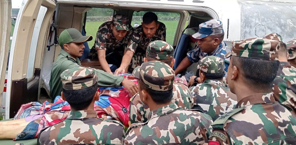 दुर्घटनामा परेका न्यायाधीशसहित ४ जनालाई हेलिकप्टरबाट काठमाडौं ल्याइयो