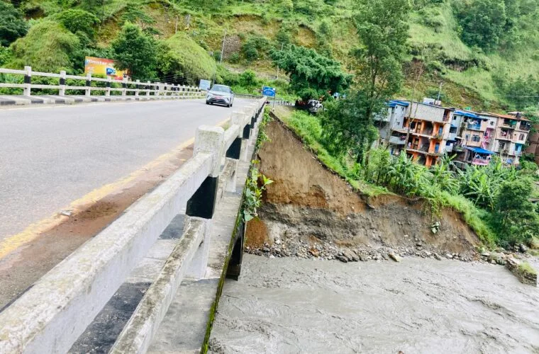 कालीगण्डकीको कटानले जोखिममा पुल