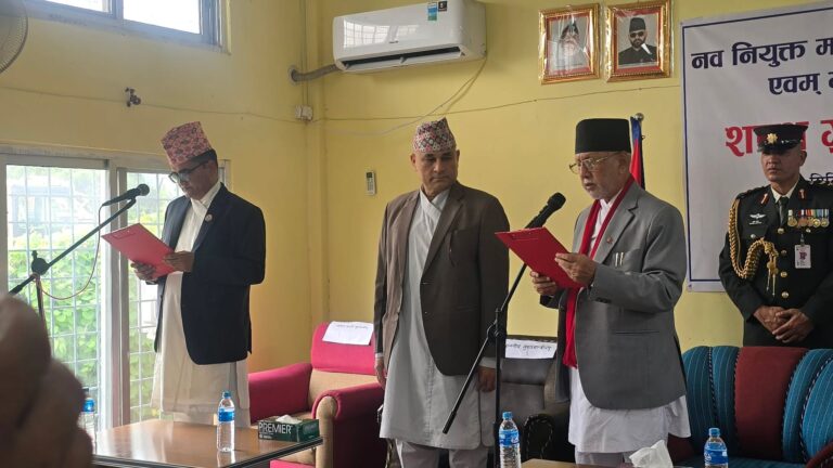 सुदूरपश्चिम प्रदेशका नवनियुक्त मुख्यमन्त्री खगराज भट्टले लिए शपथ