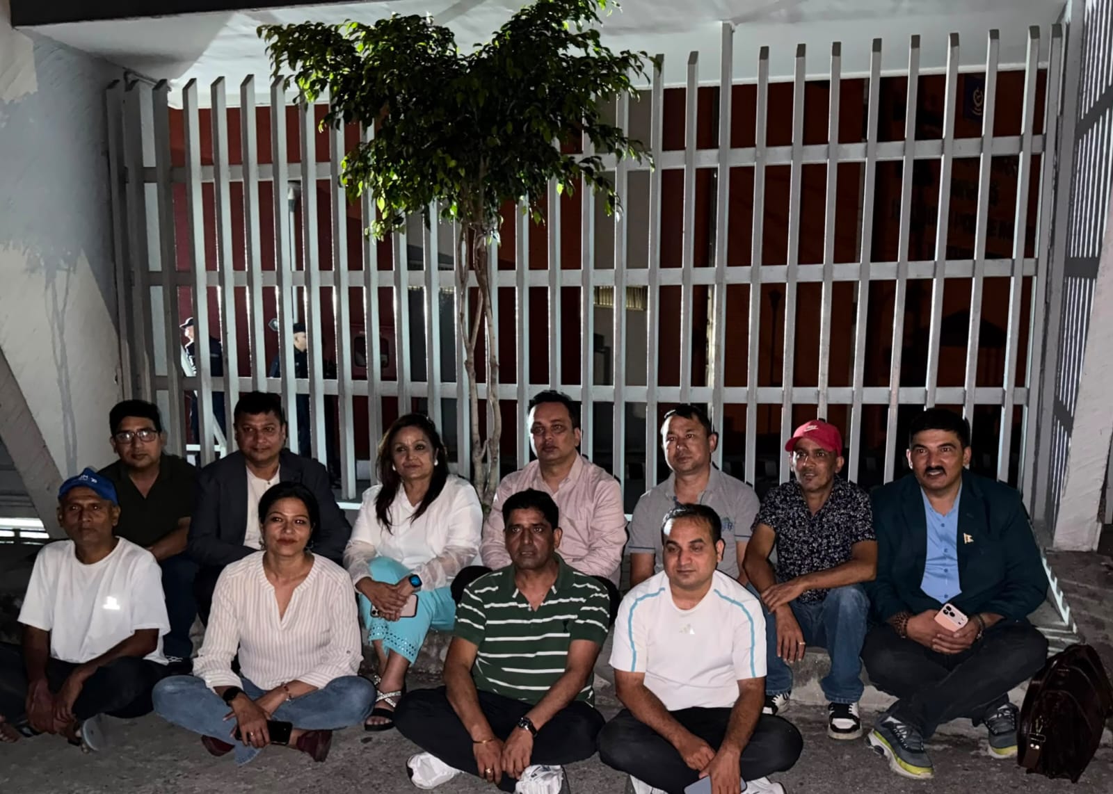 किशोर श्रेष्ठको तत्काल रिहाइको माग गर्दै प्रहरी परिसरमा पत्रकारको धर्ना