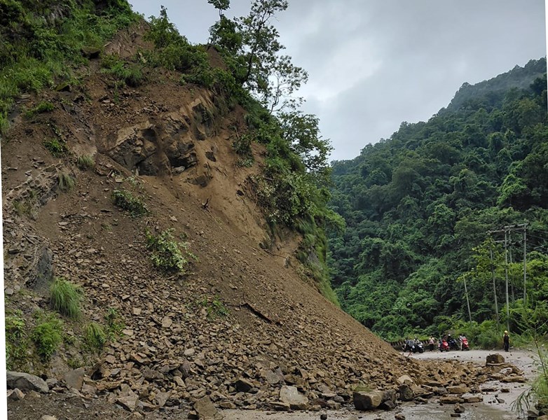 पहिरोका कारण सिद्धार्थ राजमार्ग अवरुद्ध