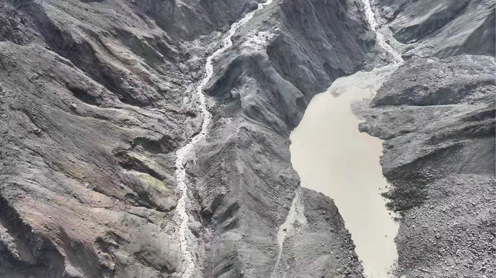तिब्बतमा नदी थुनिएर बनेको ताल भरिएर थाल्यो बग्न