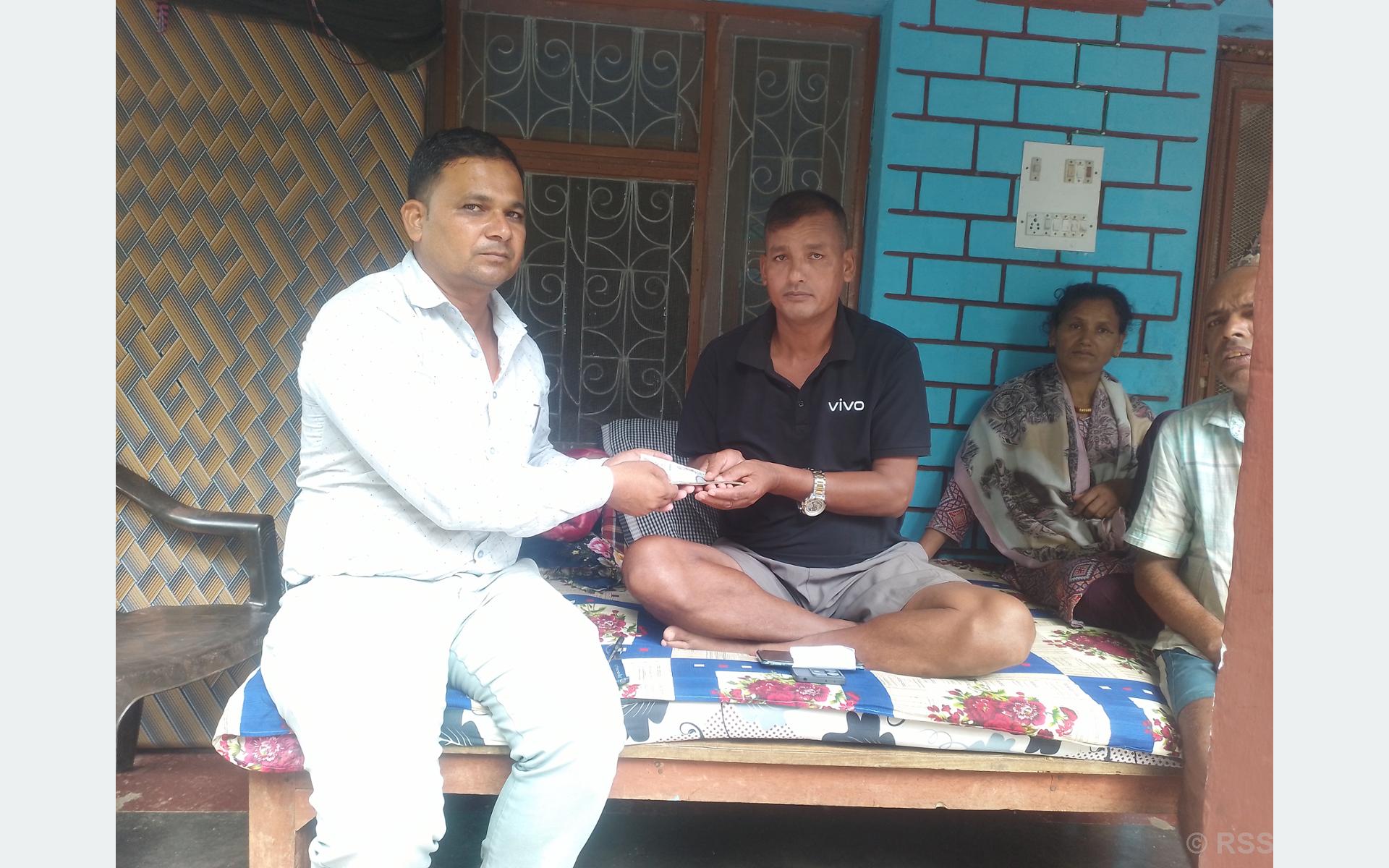 भोटेकोशी बाढी : शोकमा डुबेका अनलाललाई साथ दिँदै वडावासी