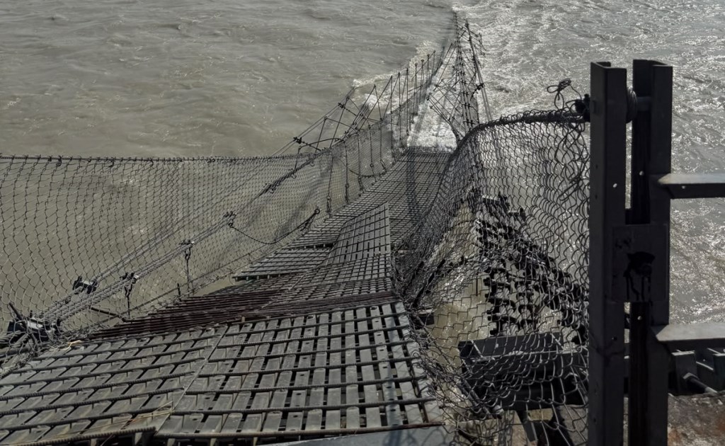 दोधारा–चाँदनीको झोलुङ्गे पुलको भाँचियो पिल्लर