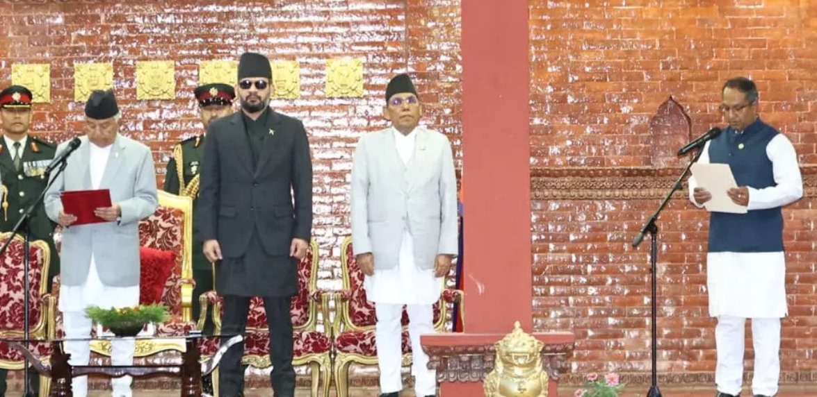 नवनियुक्त उद्योगमन्त्री दीपककुमार शाहले लिए शपथ