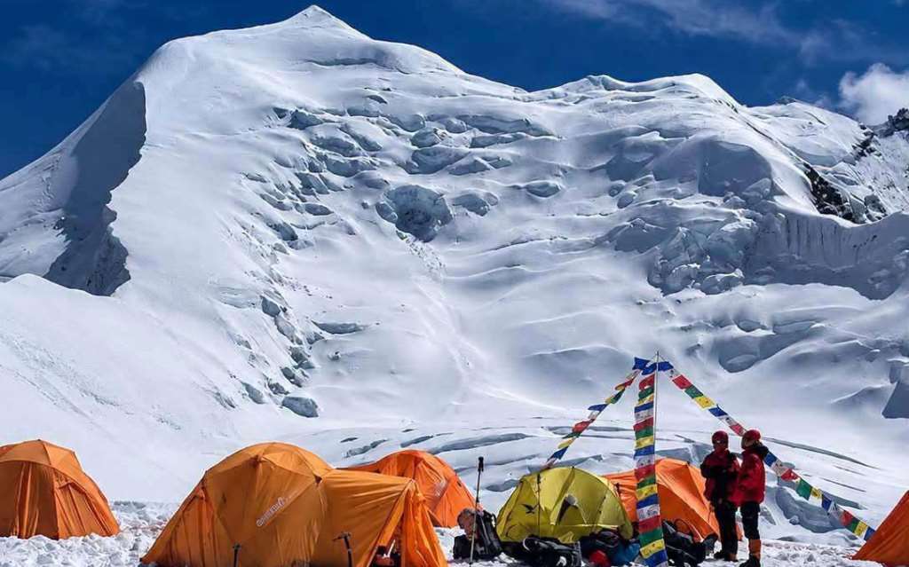 मनाङको हिमलुङ हिमालमा हिमपहिरो, १० जना आरोही बेपत्ता