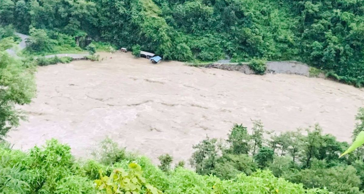 कालीगण्डकीको बाढीले मिर्मी हार्मिचौर जोड्ने बेलिब्रिज बगायो
