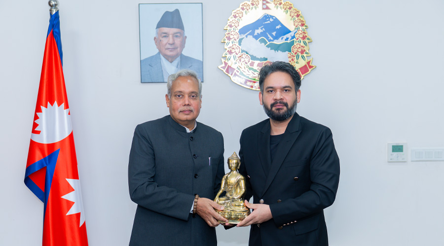 प्रधानमन्त्री बालेनसँग भारतीय राजदूत श्रीवास्तवले गरे बिदाइ भेट