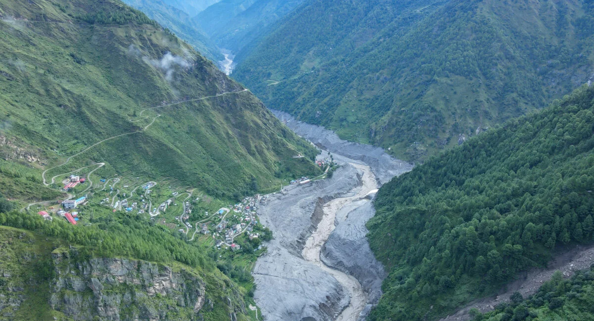 चीनतर्फ बाढीमा फसेका ११४ नेपाली तातोपानी नाकाबाट फर्किए