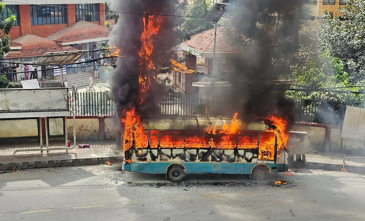 त्रिपुरेश्वरमा यात्रुबाहक बसमा आगलागी