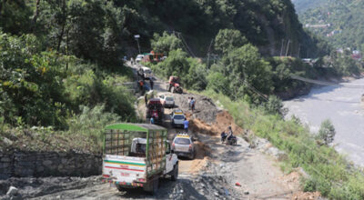भसभसेमा सडक भासिदा यातायात सञ्चालनमा समस्या