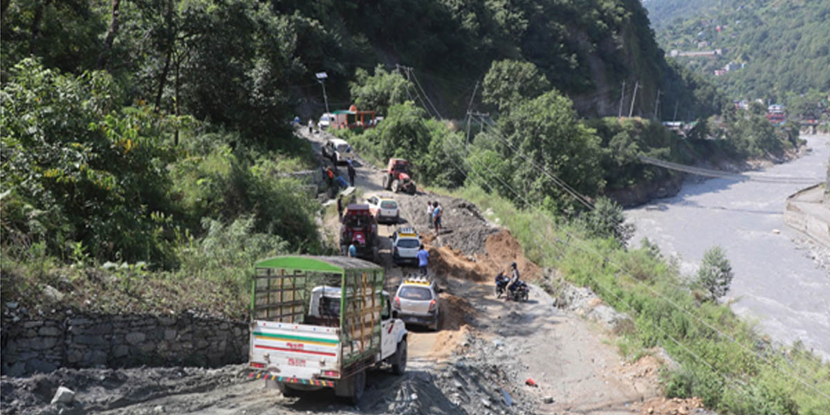 भसभसेमा सडक भासिदा यातायात सञ्चालनमा समस्या