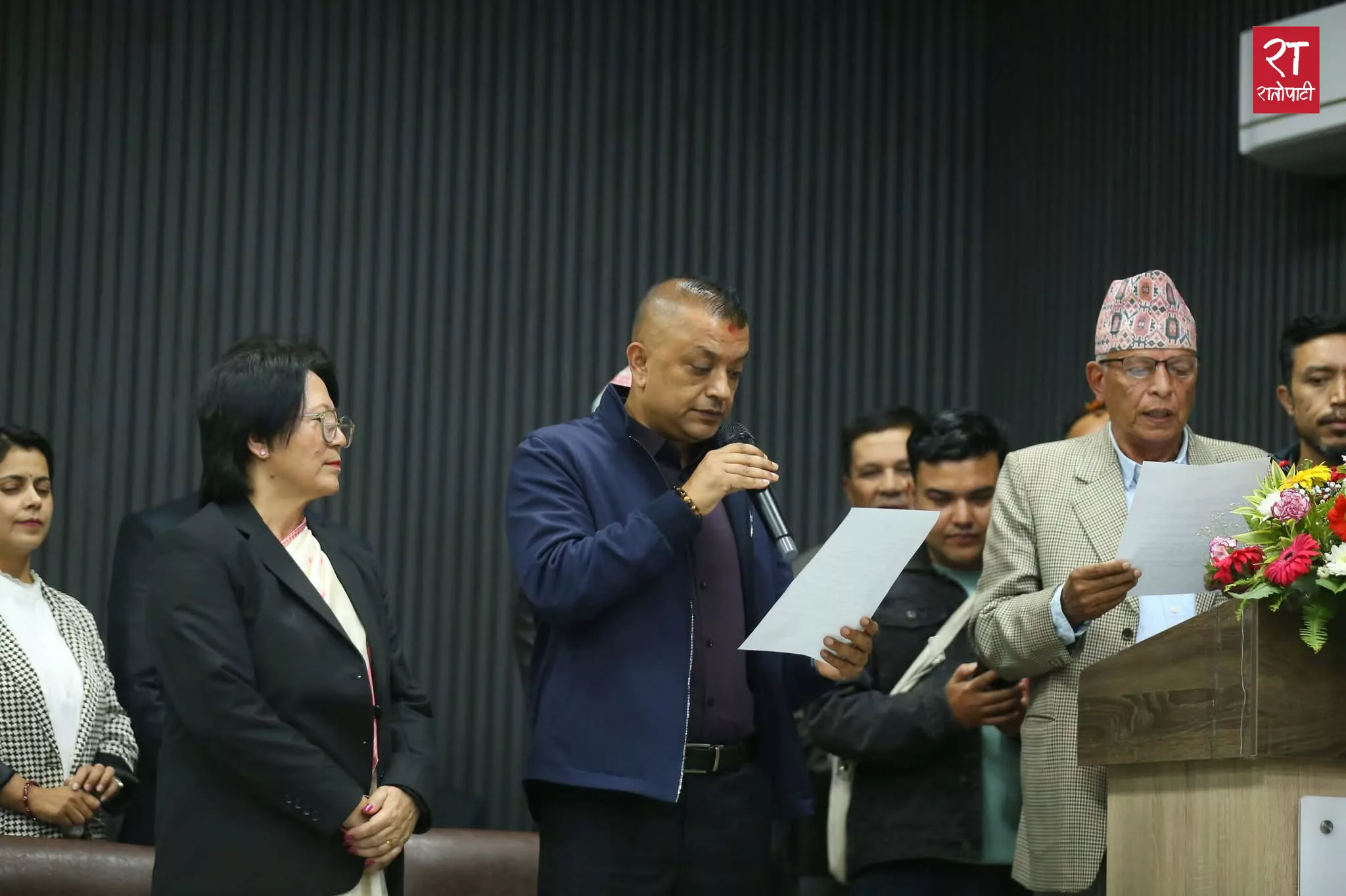 कांग्रेस सभापति गगन थापाले लिए शपथ