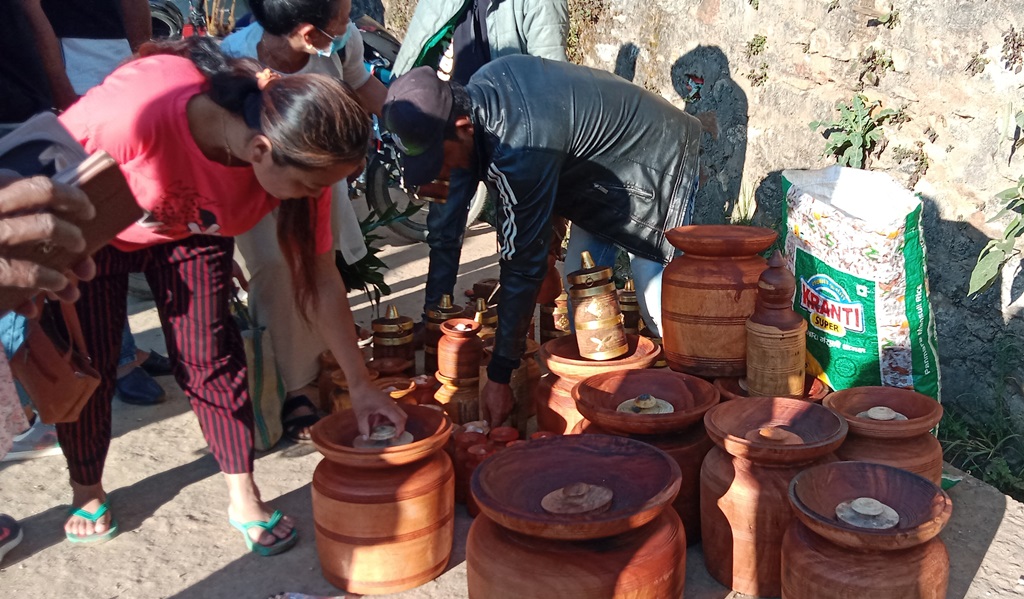 आधुनिकतासँगै हराउँदै काठका सामग्री प्रयोग गर्ने चलन