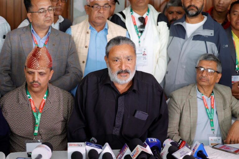 कांग्रेस सभापतिका उम्मेदवार किशोरसिंह राठौरले लिए उम्मेदवारी फिर्ता