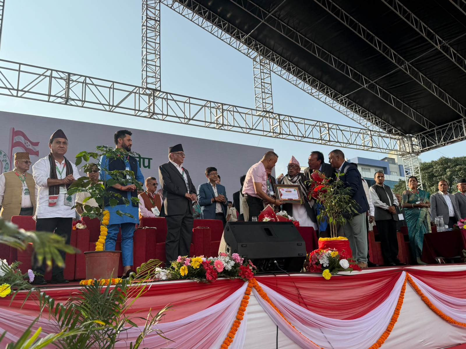 कांग्रेसद्वारा ९४ वर्षीय ज्येष्ठ सदस्य मथुराप्रसाद श्रेष्ठलाई सम्मान