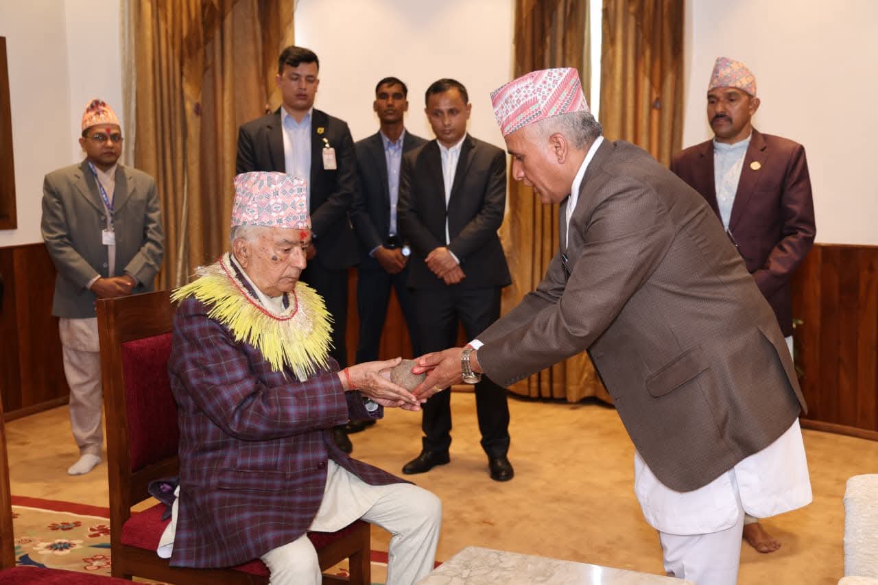 राष्ट्रपति पौडेलले लगाए शुभ साइतमा विजया दशमीको टीका